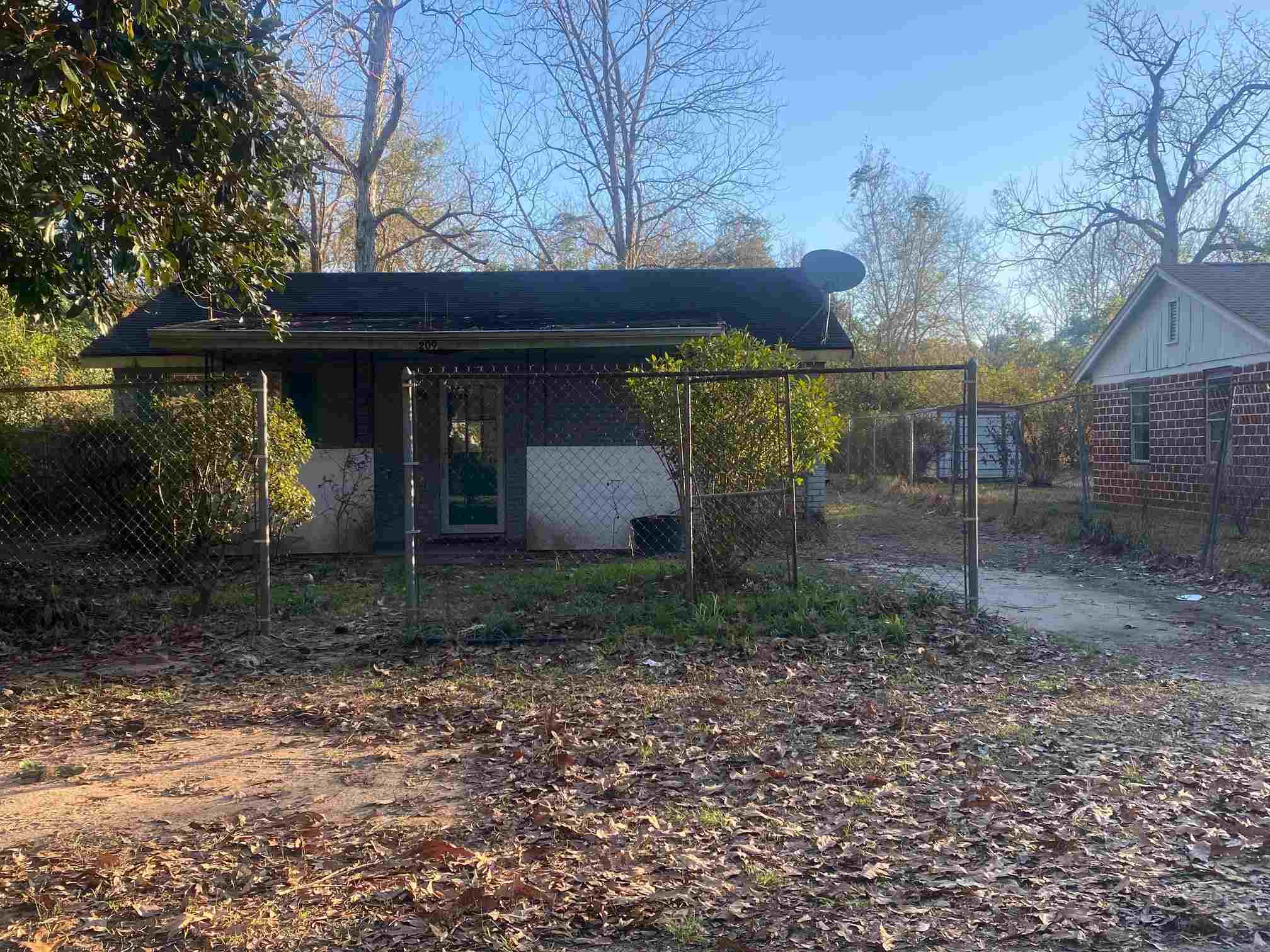 Property Photo:  209 Carver St  FL 32533 