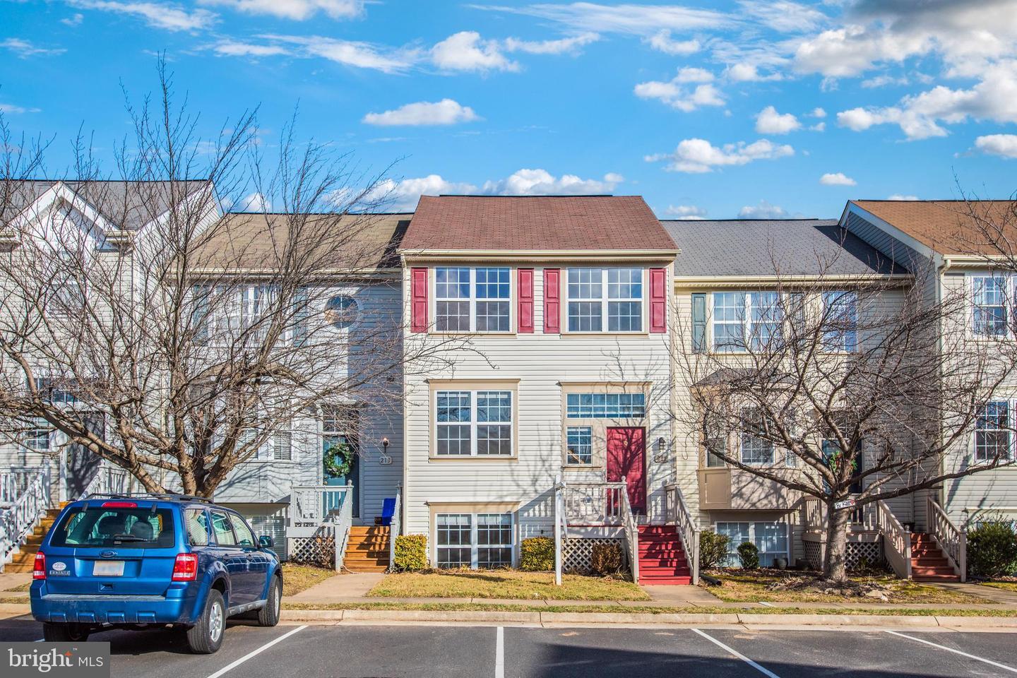 Property Photo: 211 Frazer Drive VA 20132