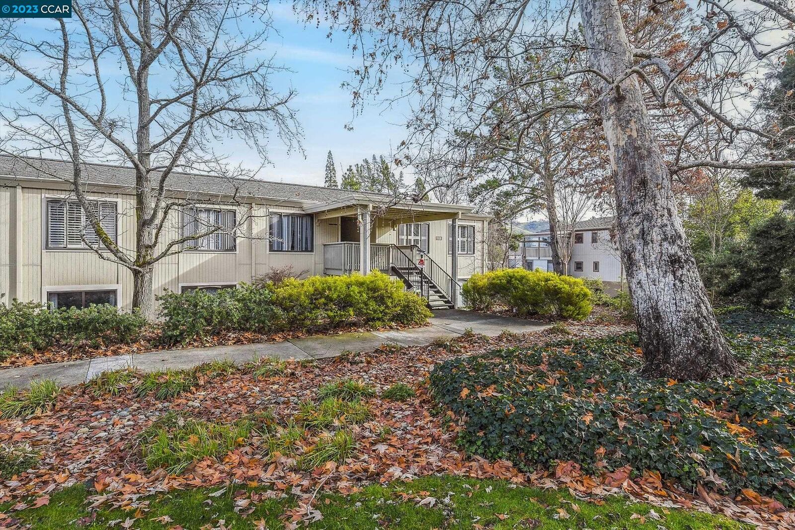 Property Photo: 1108 Fairlawn Ct 7 CA 94595