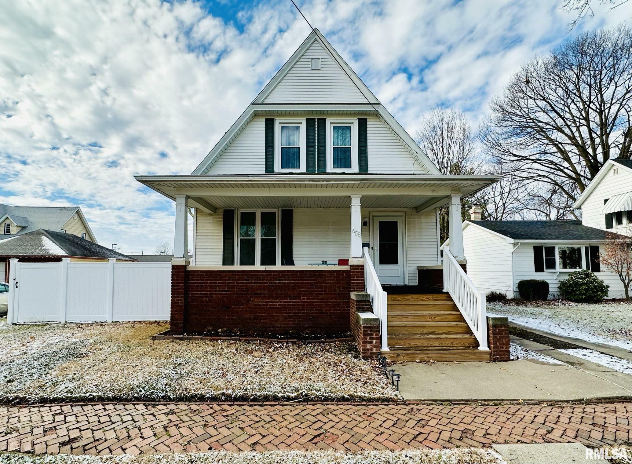 Property Photo:  658 Bateman Street  IL 61401 