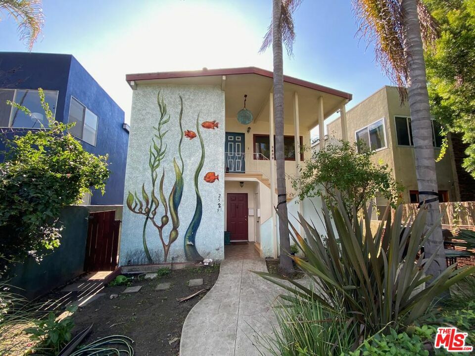 Property Photo:  2529   Abbot Kinney Blvd  CA 90291 