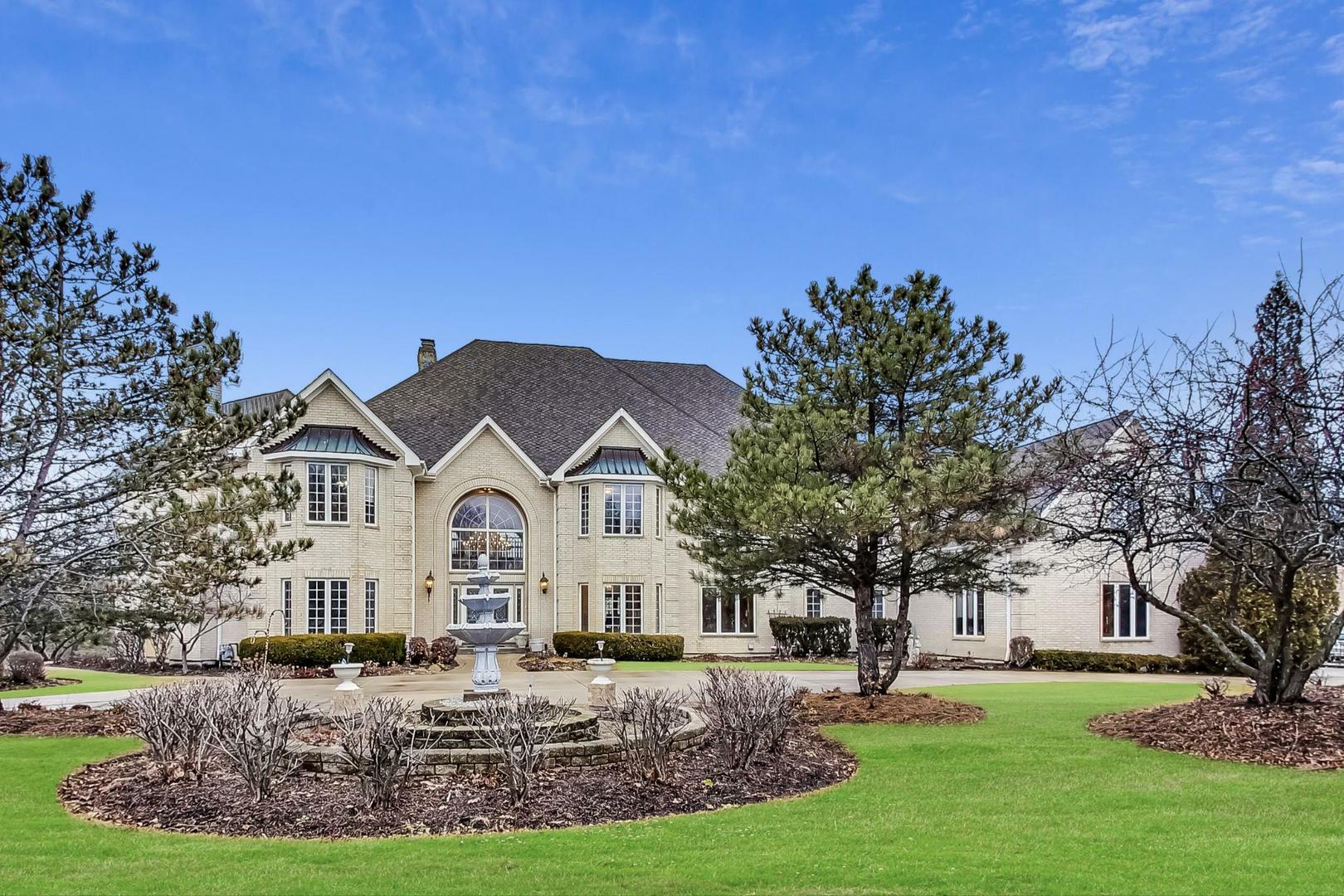 Property Photo: 18 Forest Lane IL 60010