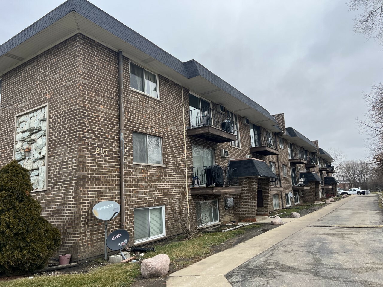 Property Photo: 215 S Hale Street 4B IL 60101
