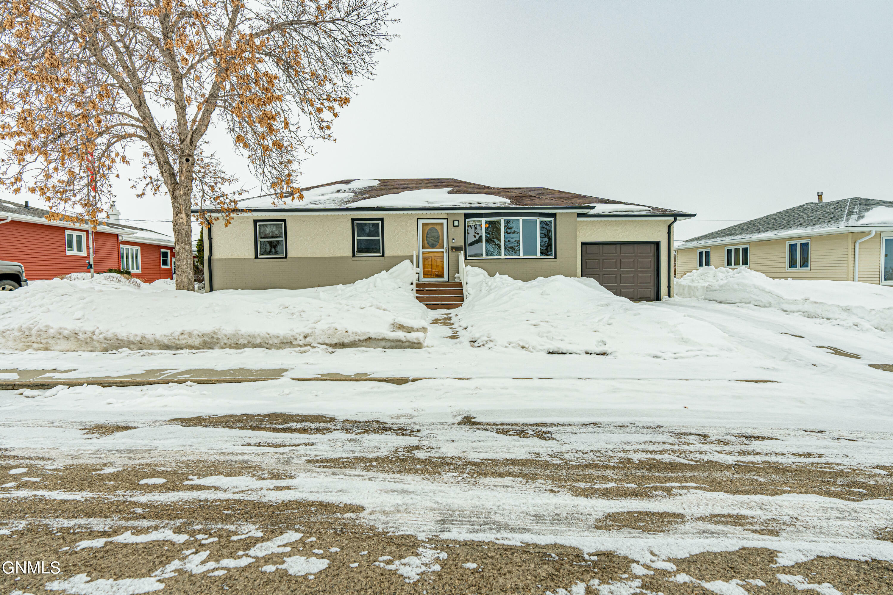 Property Photo:  730 Custer Drive  ND 58554 