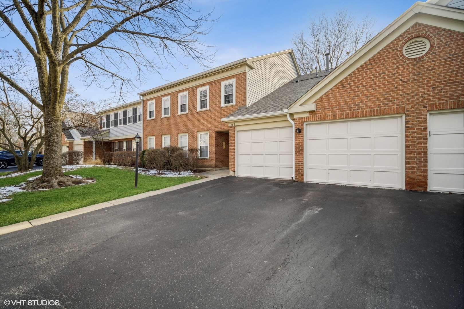 Property Photo: 1402 Aldgate Court C1 IL 60090