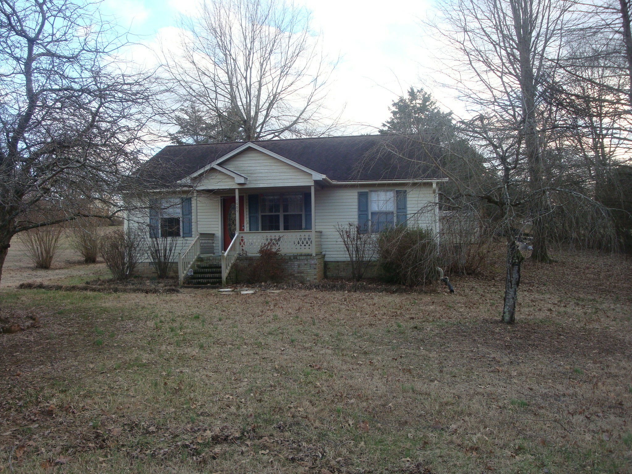 Property Photo:  1009 Hickory St E  TN 38464 