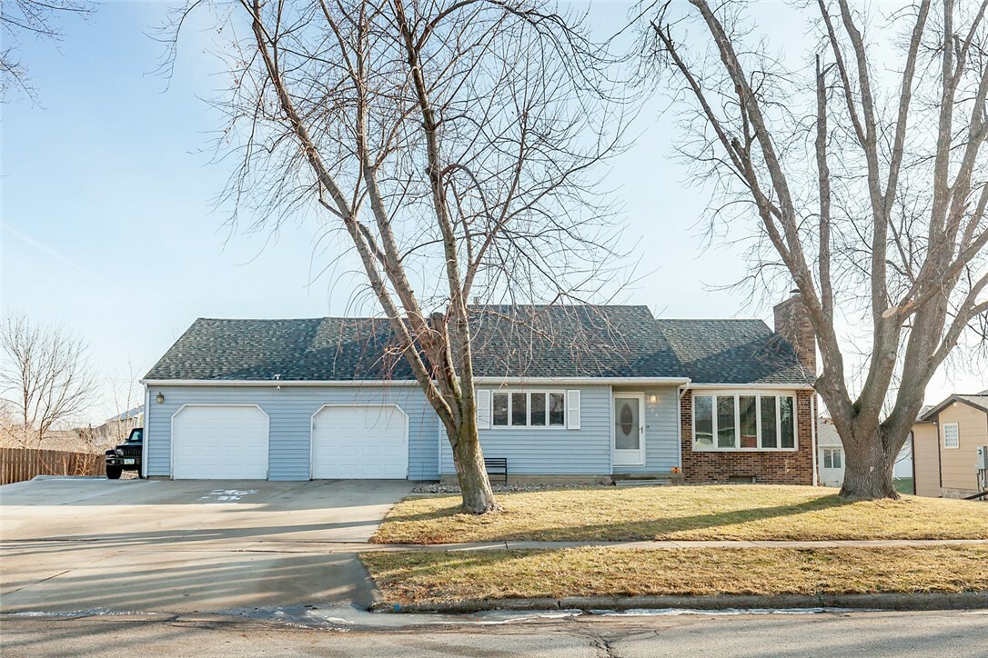 Property Photo:  702 Parkridge Avenue  IA 50124 