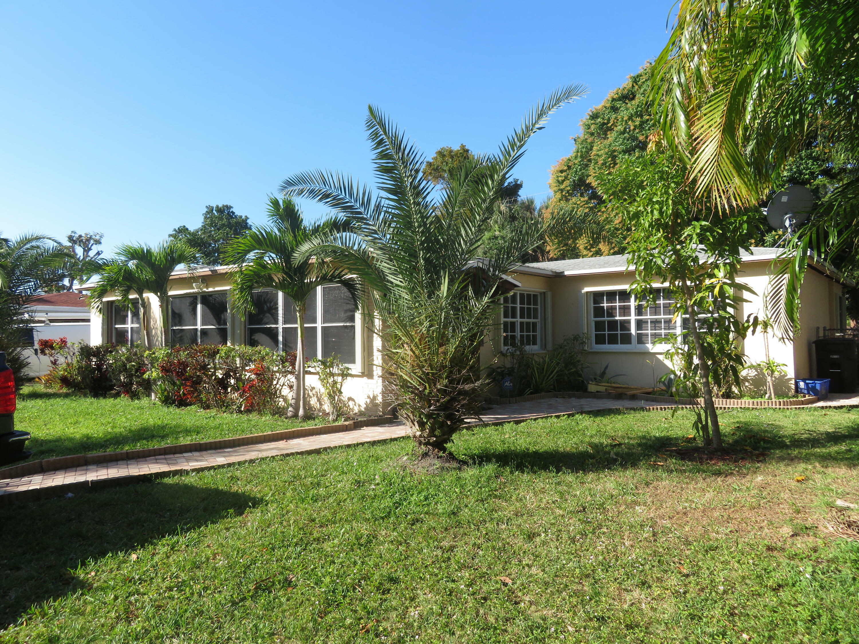 Property Photo: 3715 Paseo Andalusia FL 33405