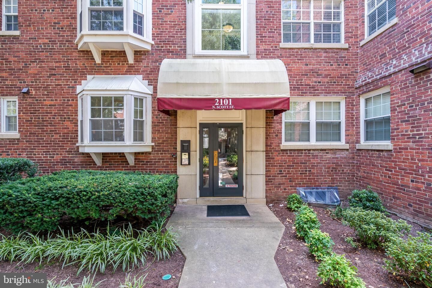 Property Photo: 2101 N Scott Street 95 VA 22209