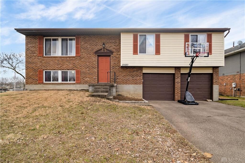 Property Photo: 10020 Broken Woods Drive OH 45342
