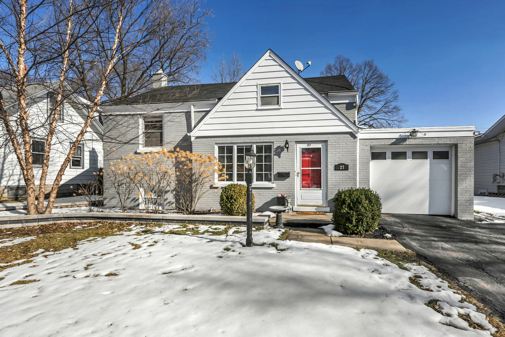 Property Photo:  27 S Lincoln Street  IL 60559 