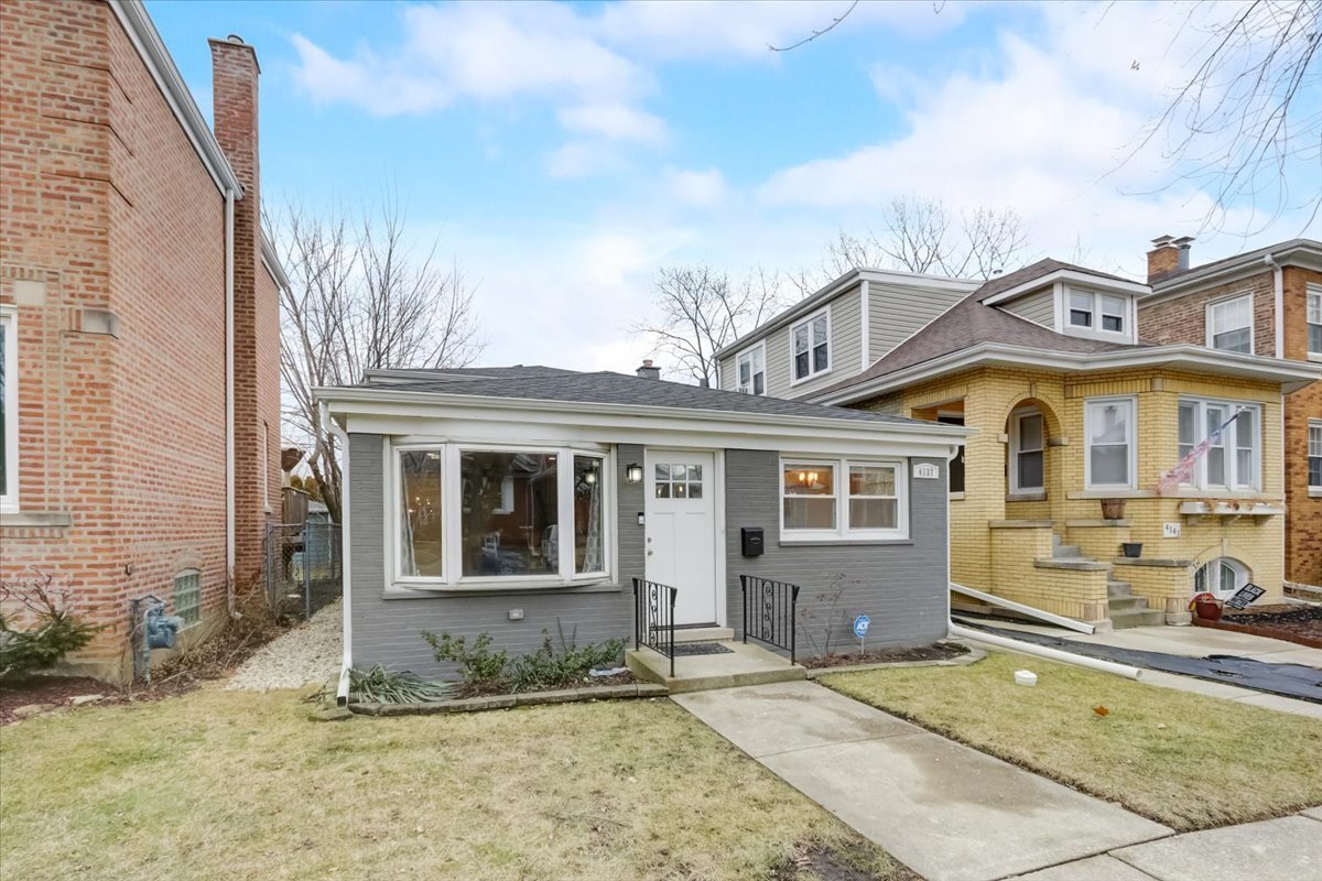 Property Photo:  4137 Park Avenue  IL 60513 