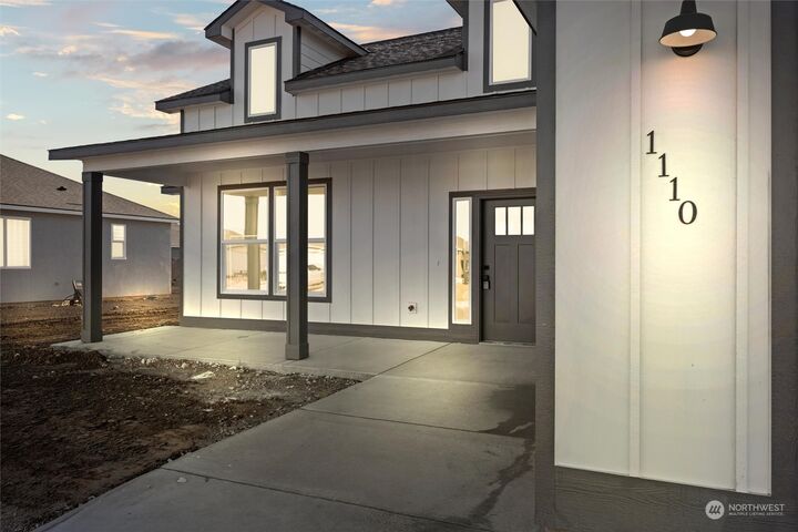 Property Photo:  1110 E Mt Baker Street  WA 99344 