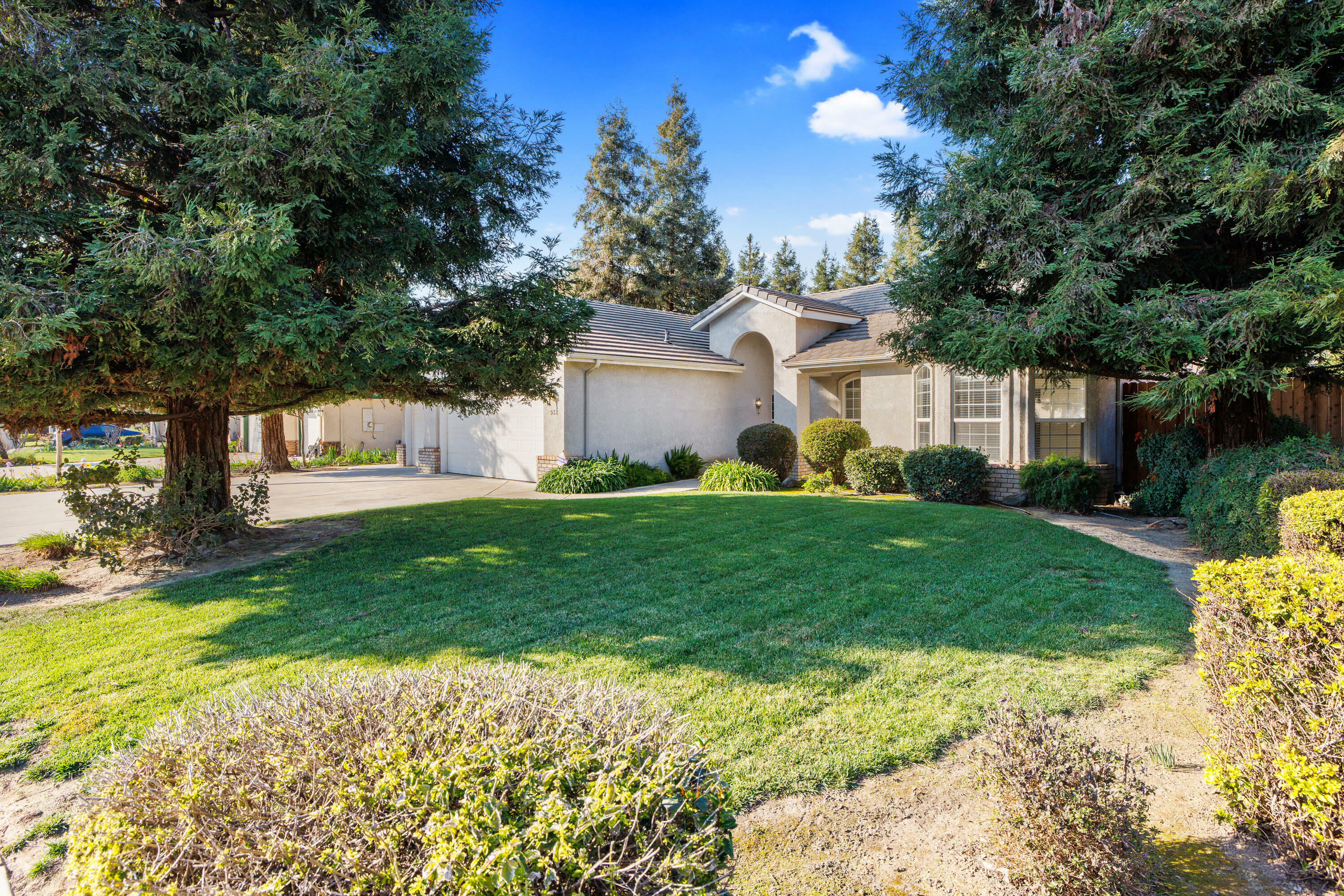 Property Photo:  932 E La Salle Avenue  CA 93292 