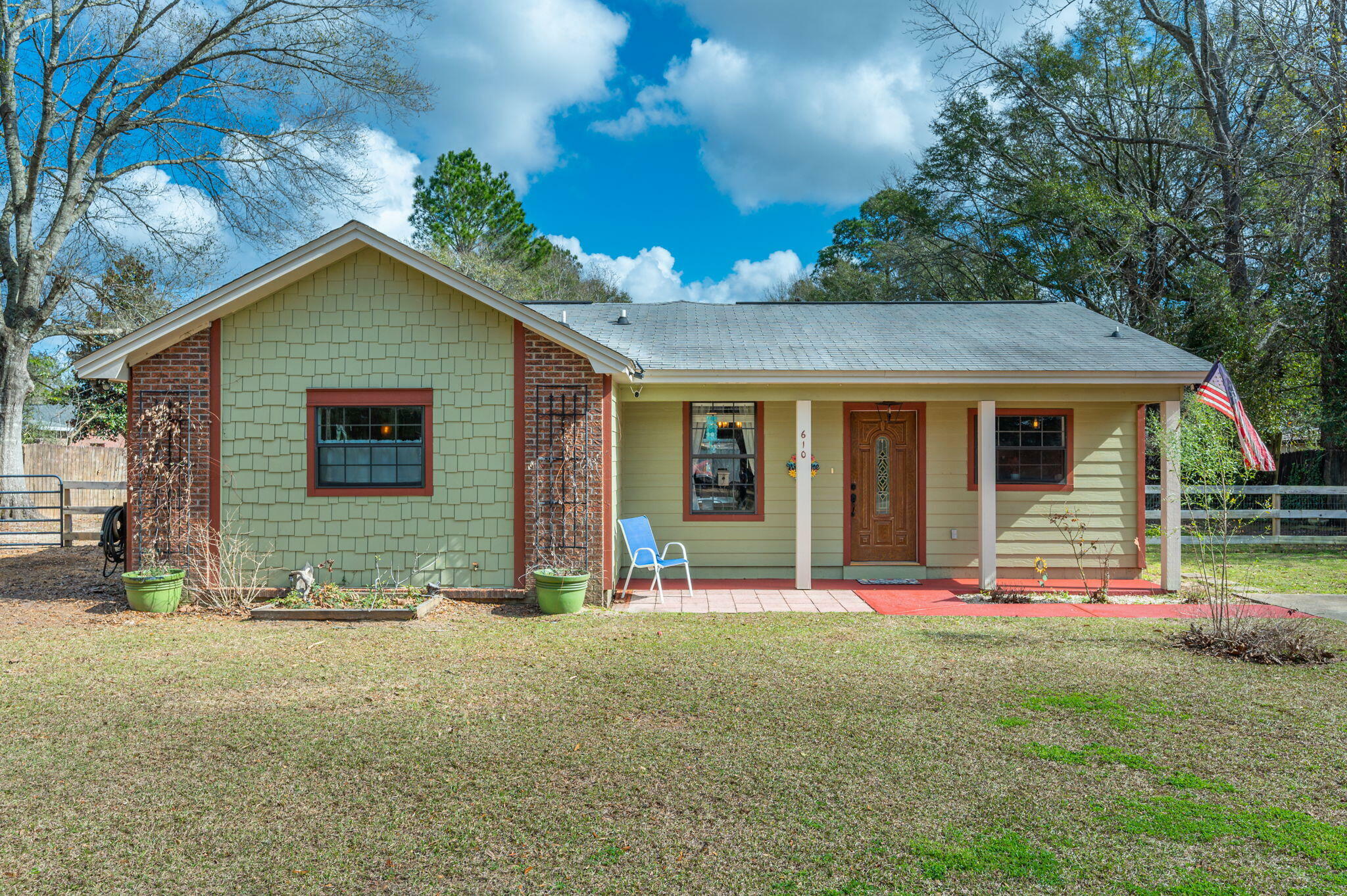 Property Photo:  610 Jones Road  FL 32536 