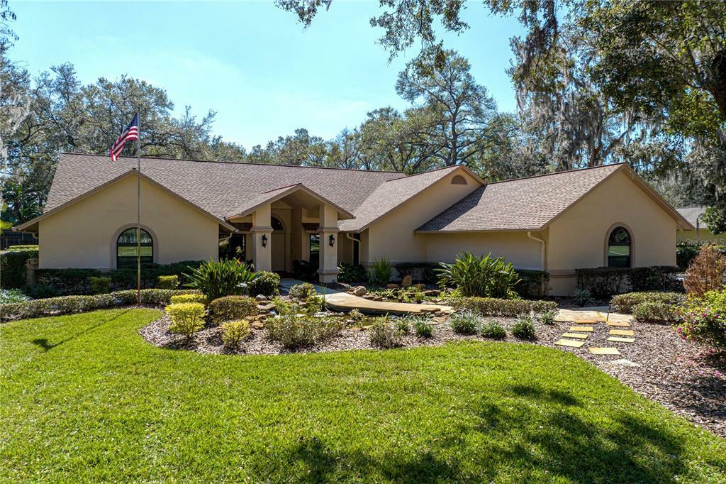 Property Photo: 707 Centerbrook Drive FL 33511