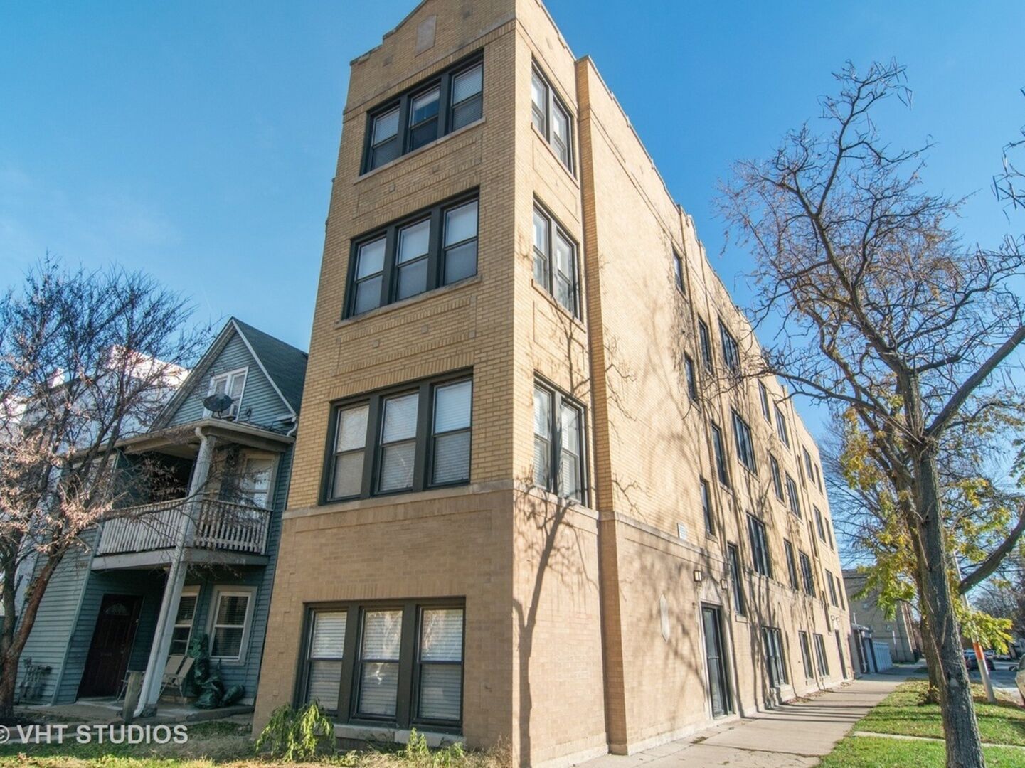 Property Photo:  3016 W Belle Plaine Avenue 1  IL 60618 