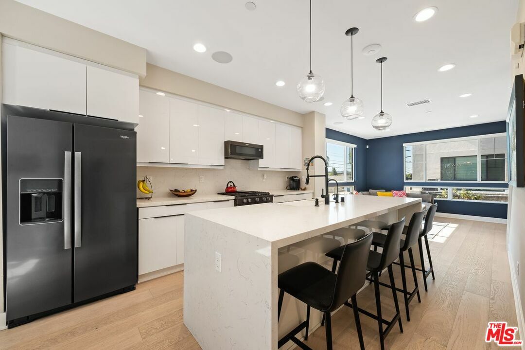 Property Photo: 2933 Exposition Pl 1 CA 90018