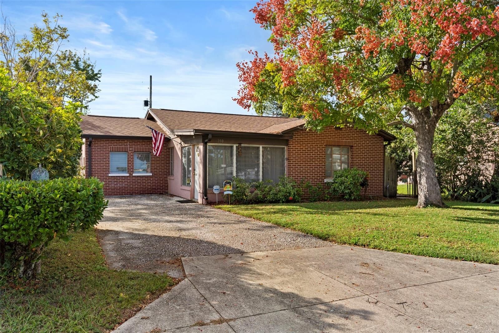 Property Photo: 210 Kent Avenue FL 32805