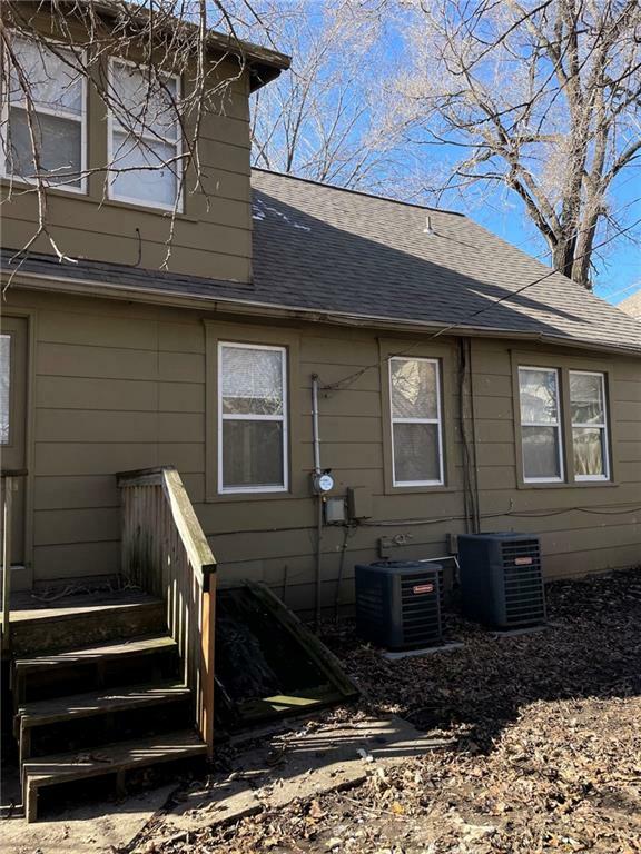 Property Photo: 213 S Leonard Street MO 64068
