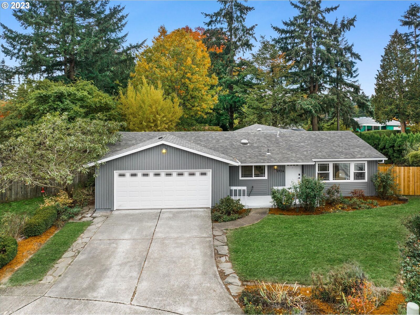 Property Photo:  5924 SE Dewey Ct  OR 97222