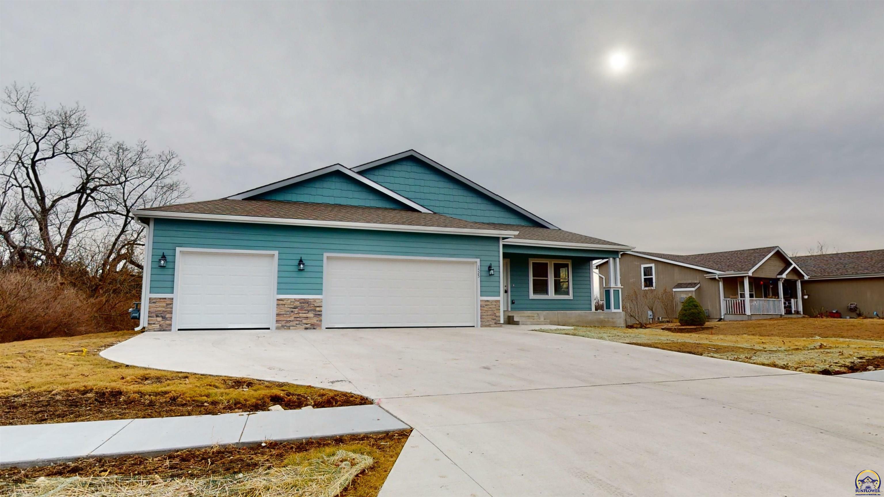 Property Photo:  1525 SE 44th St  KS 66609 