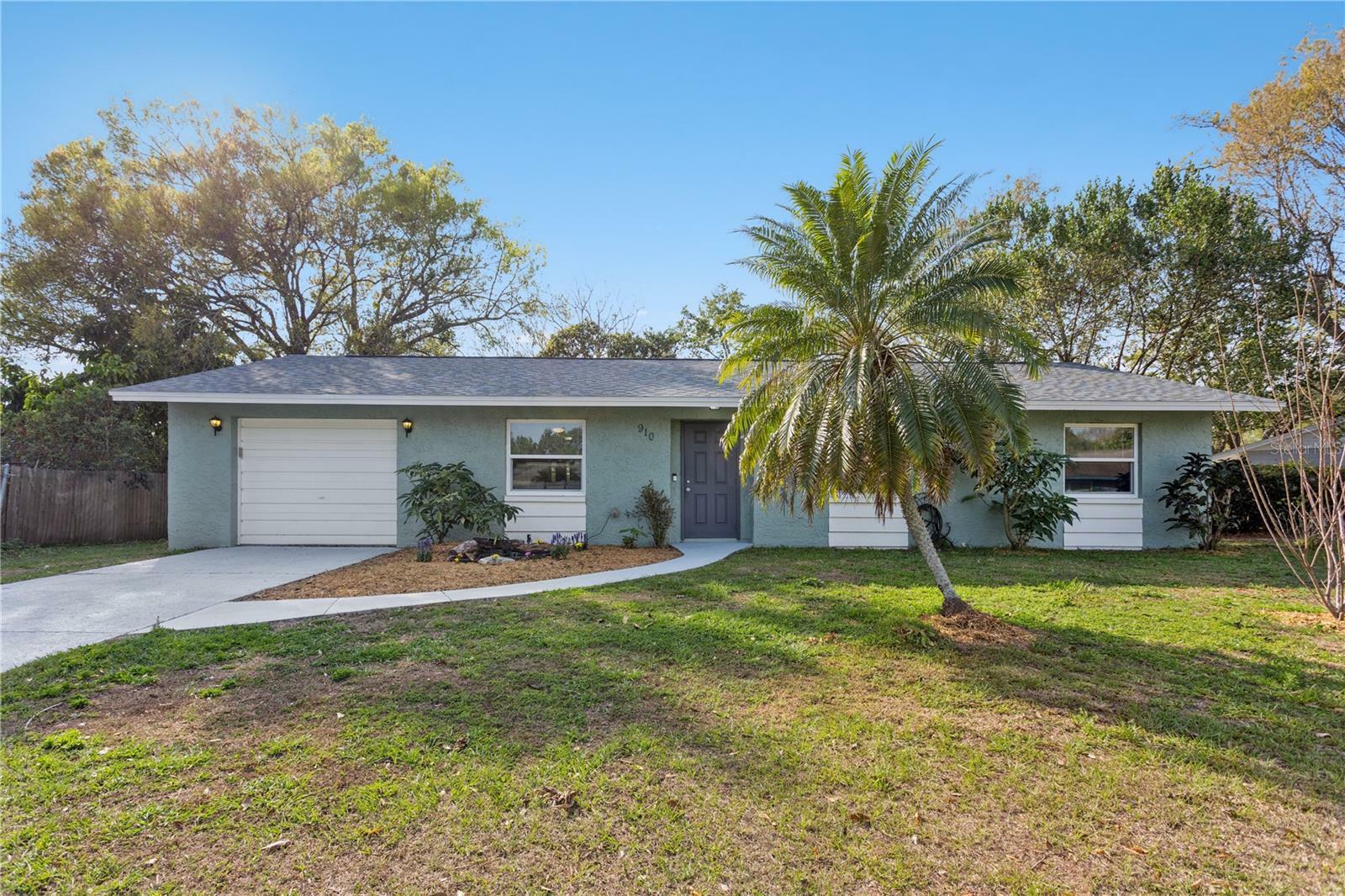 Property Photo:  910 Ridgeland Lane  FL 33594 