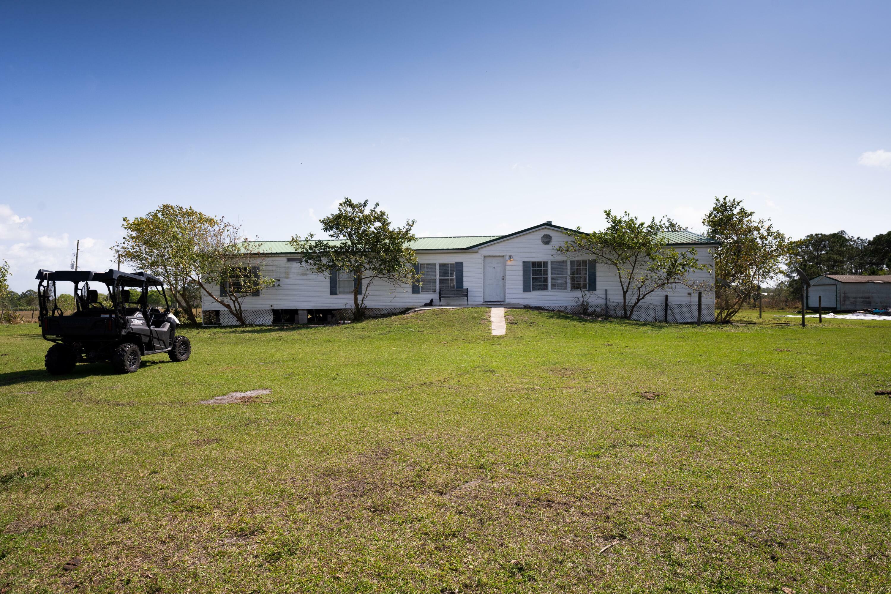 Property Photo:  13701 NE 124th Avenue  FL 34972 