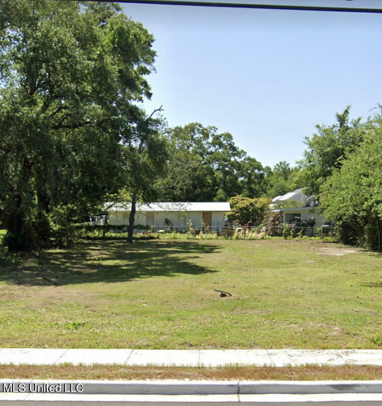 Property Photo:  195 Oak Street  MS 39530 