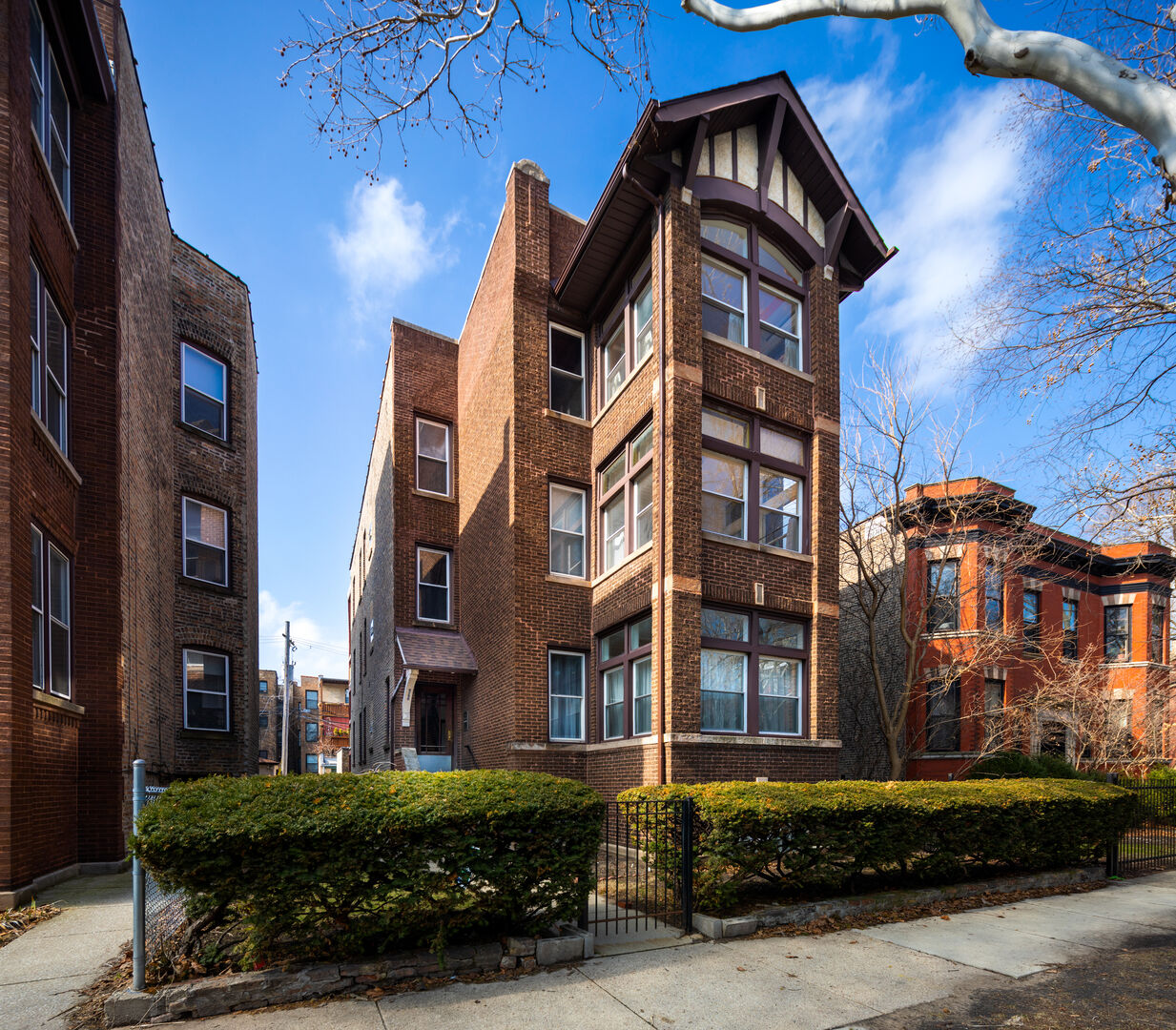 Property Photo:  6250 N Wayne Avenue  IL 60660 