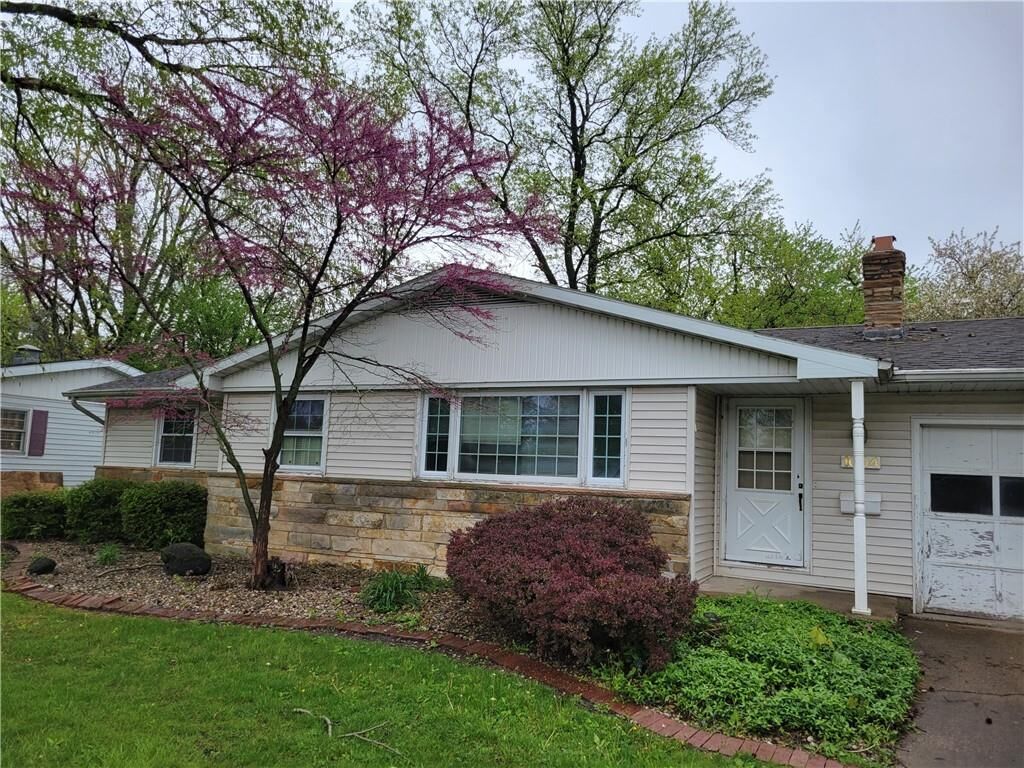 Property Photo:  1004 Bell Avenue   61938 