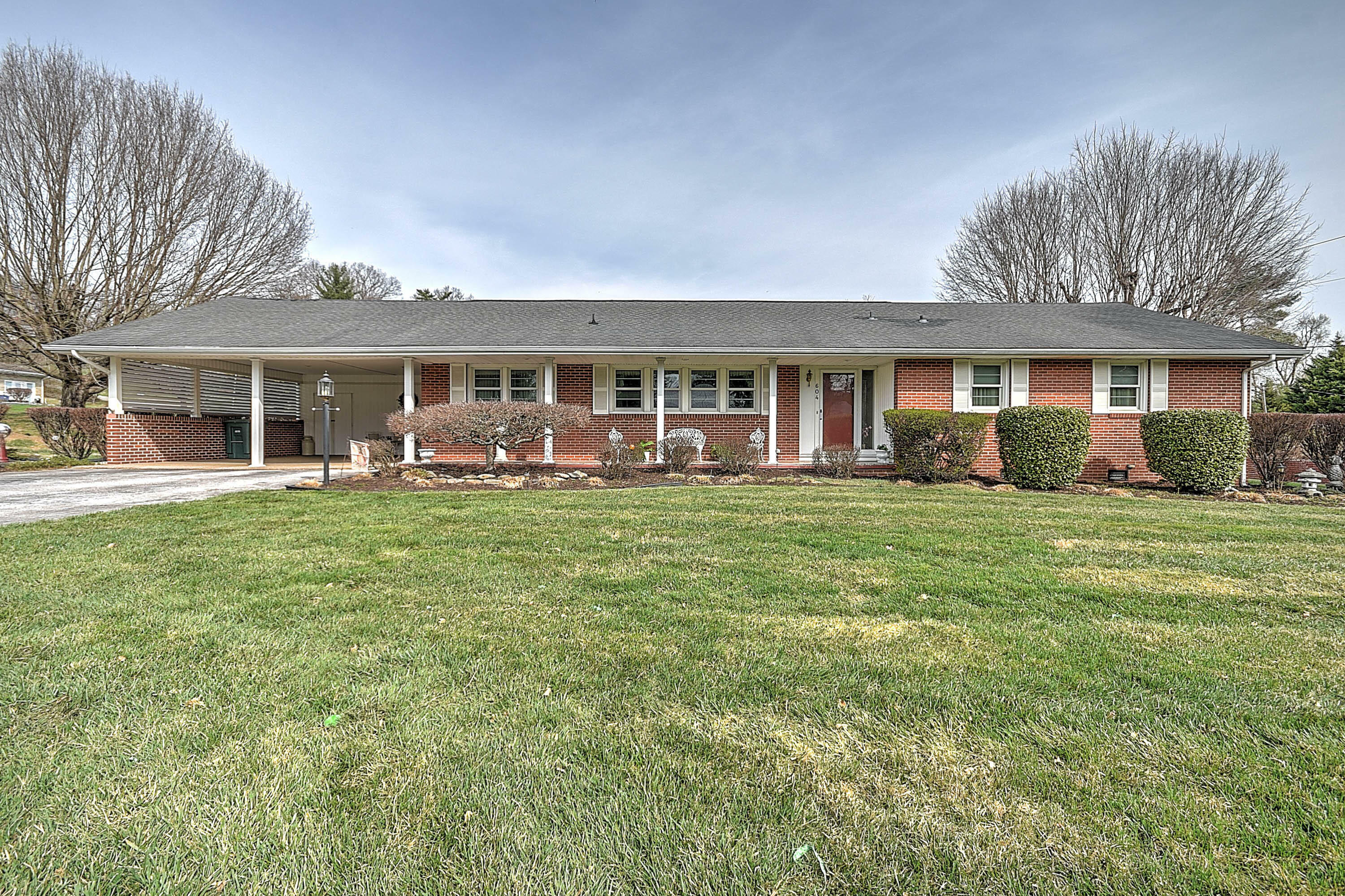 Property Photo:  604 South Lake Street  TN 37743 