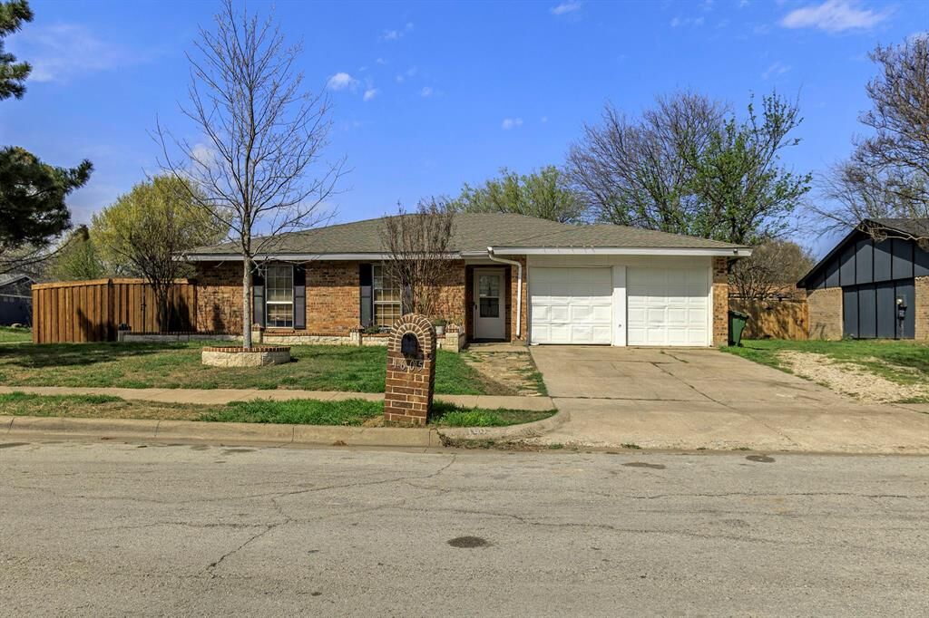 Property Photo:  1605 Coronado Street  TX 76014 