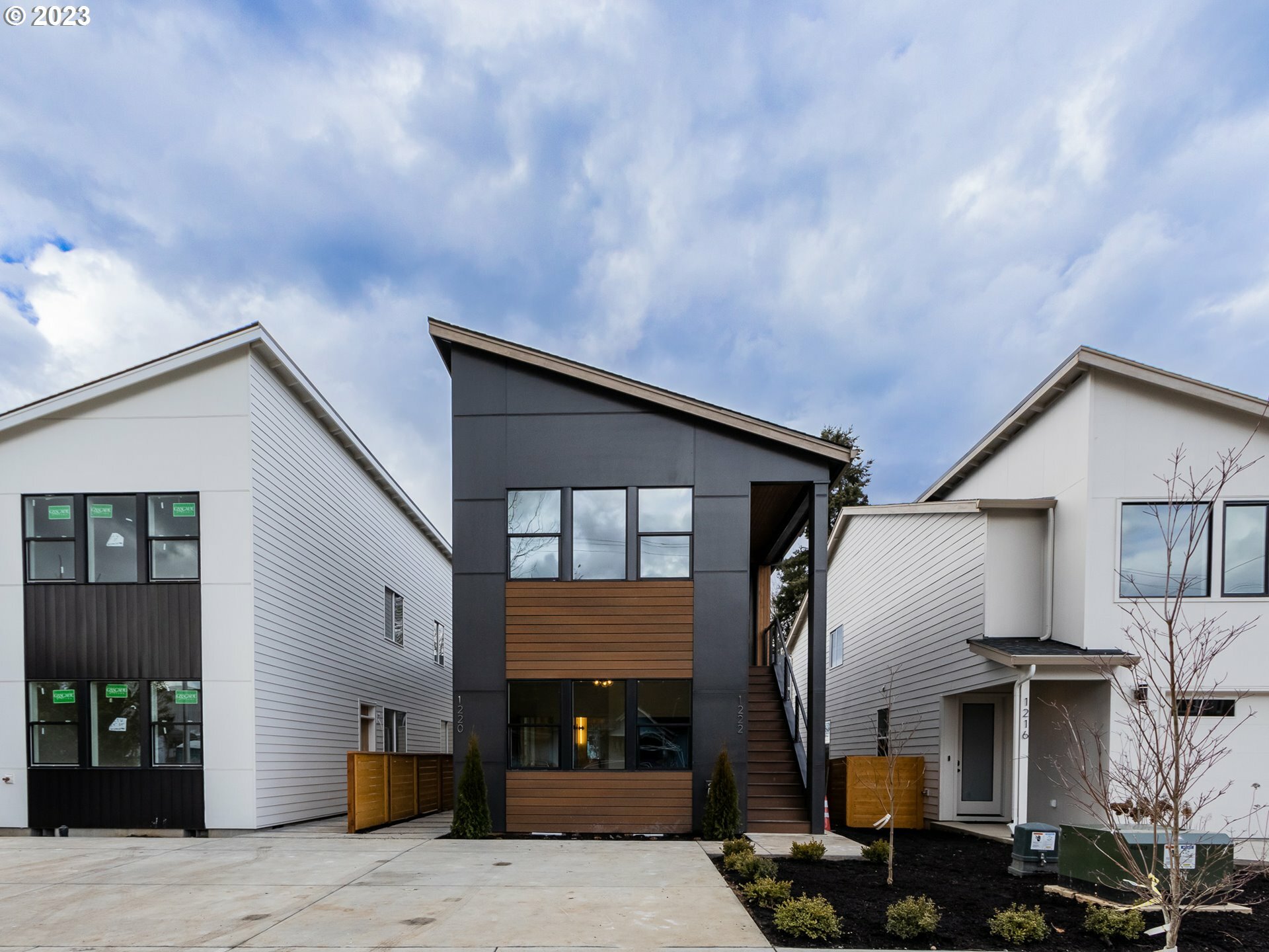 Property Photo: 1220 W 24th St WA 98660