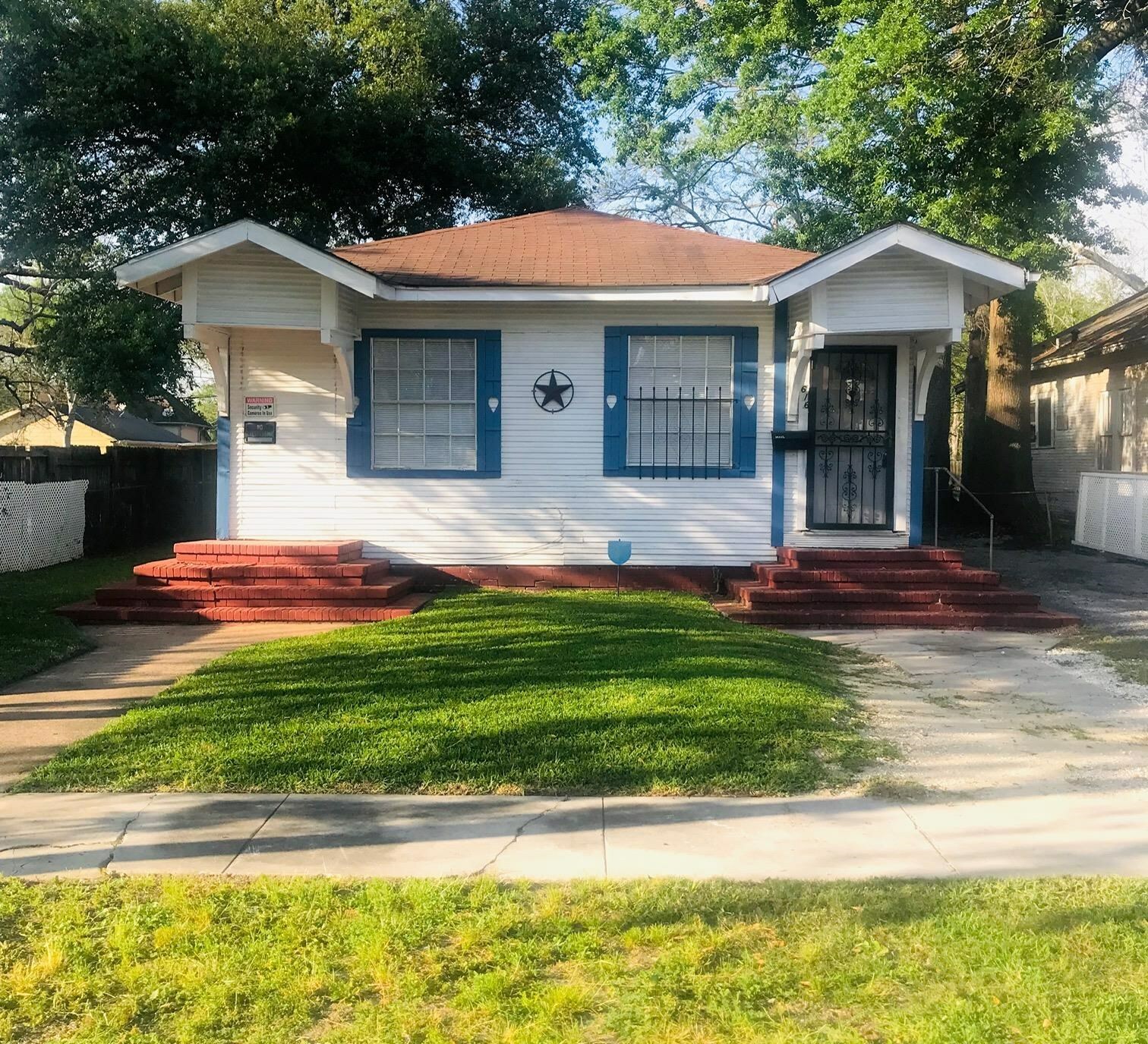 Property Photo:  616 Elgie St  TX 77705 