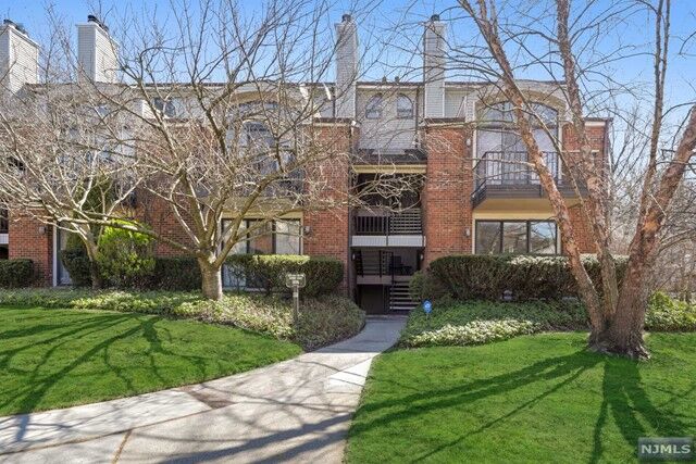 Property Photo:  15 Carlyle Court 415  NJ 07666 