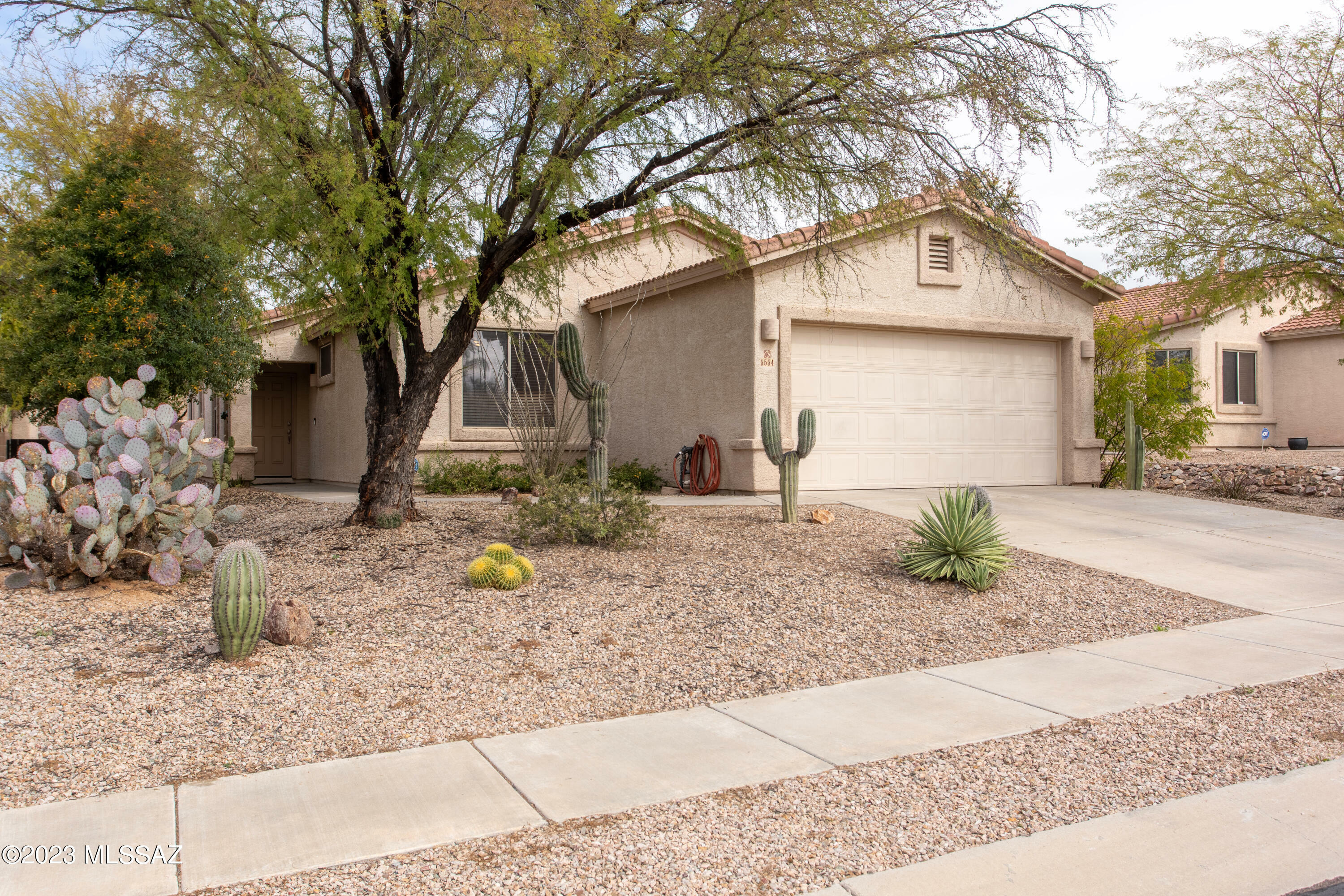 Property Photo:  5554 W Painted Cliff Drive  AZ 85658 