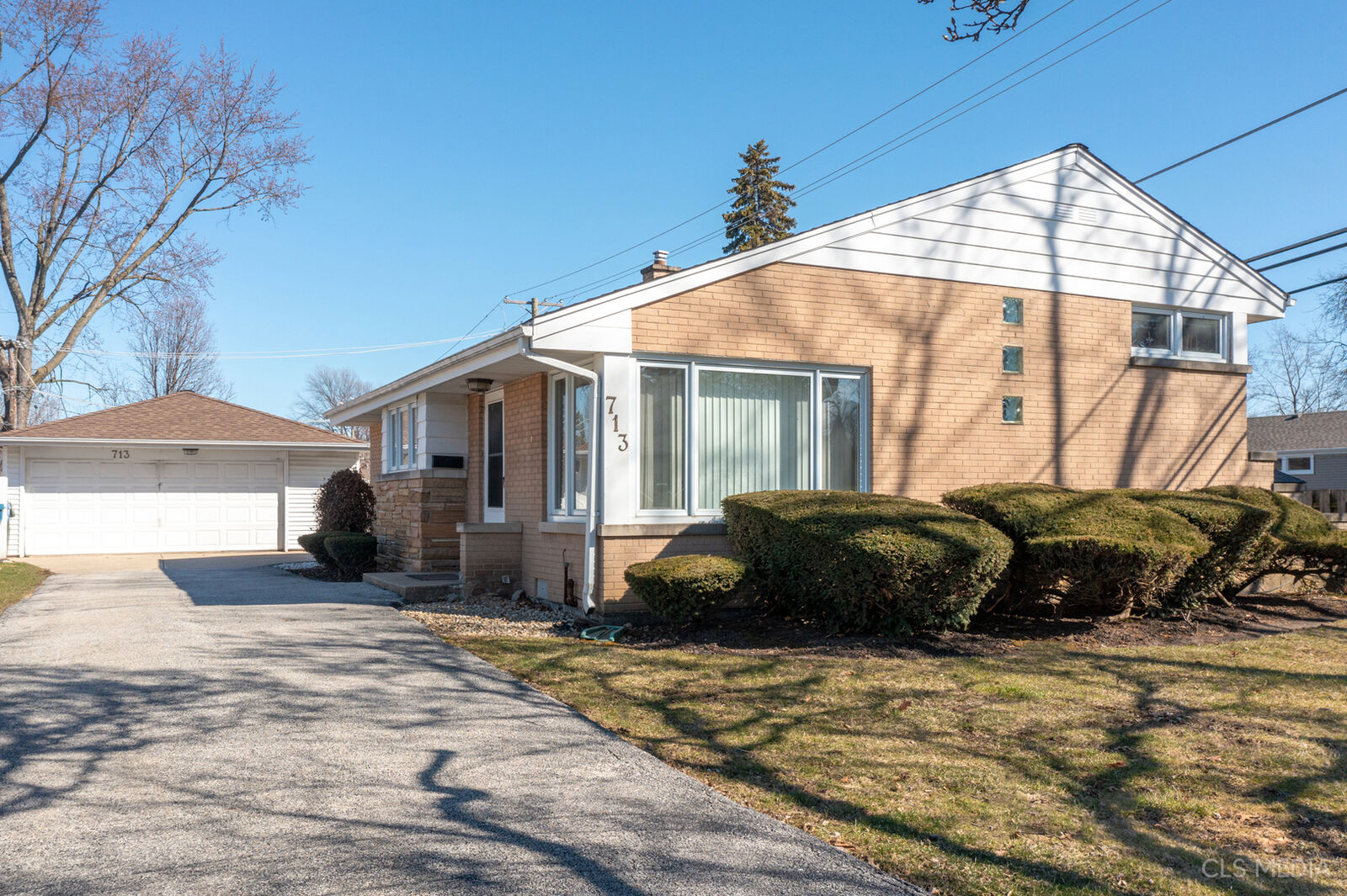 Property Photo: 713 S See Gwun Avenue IL 60056