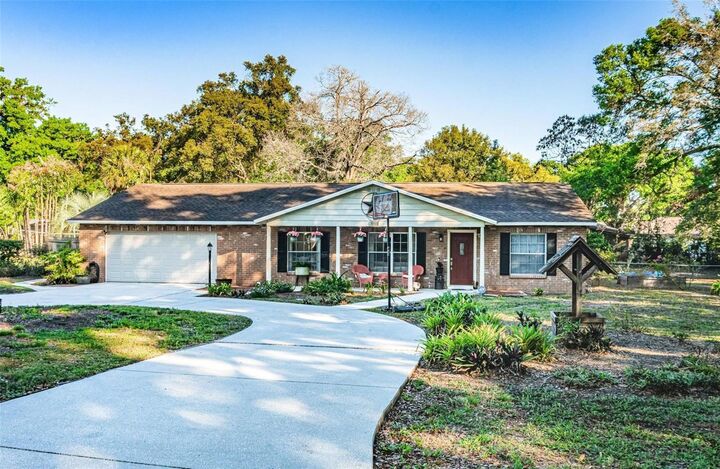Property Photo: 1805 Parkwood Drive FL 33594