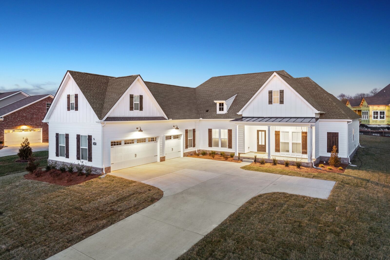 Property Photo:  1207 Clarendon Ave  TN 37128 