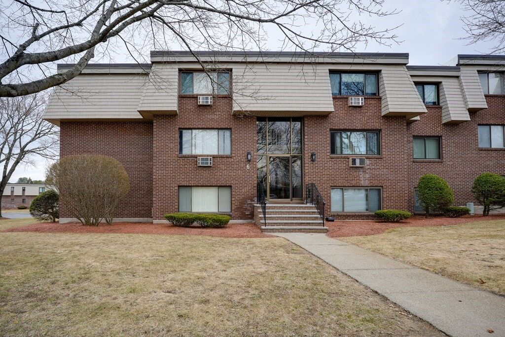 Property Photo:  6 Hallmark Gardens 7  MA 01803
