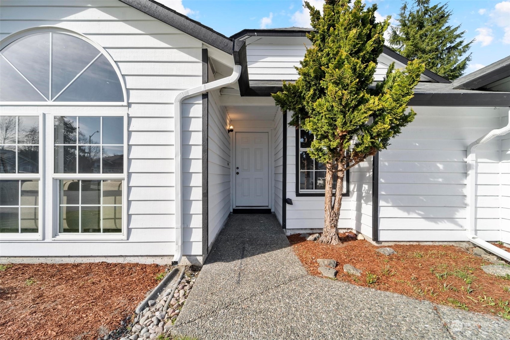 Property Photo:  813 88th Place SW  WA 98204 