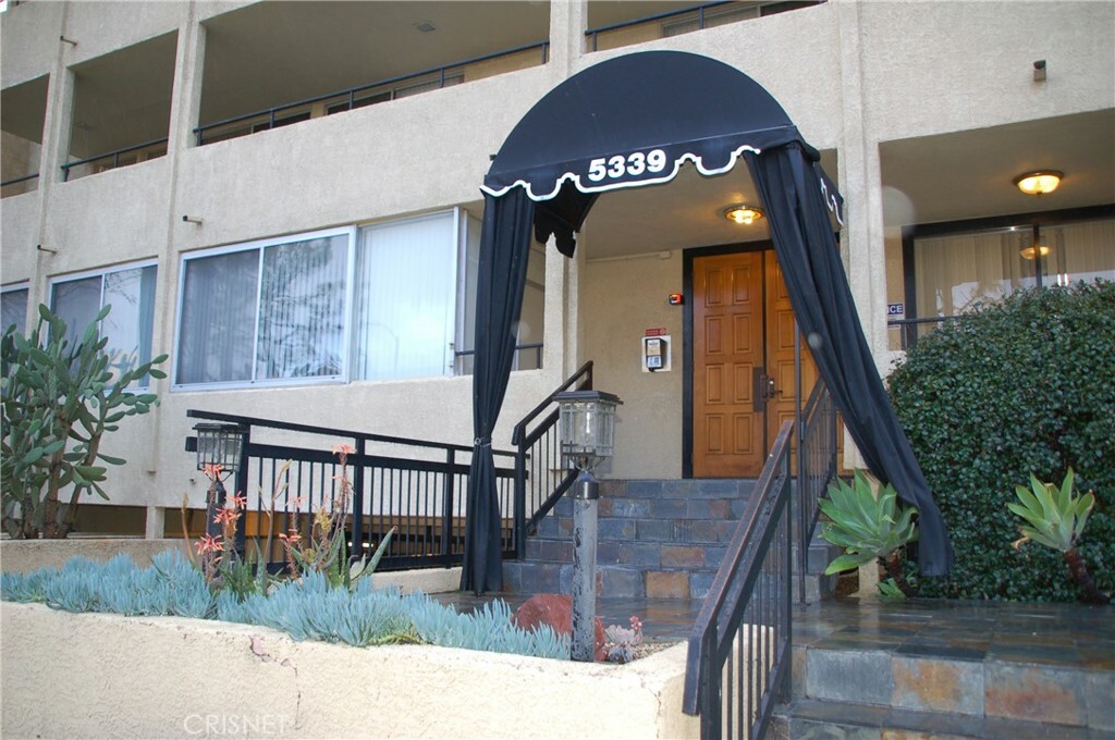 Property Photo:  5339 Newcastle Avenue 209  CA 91316 