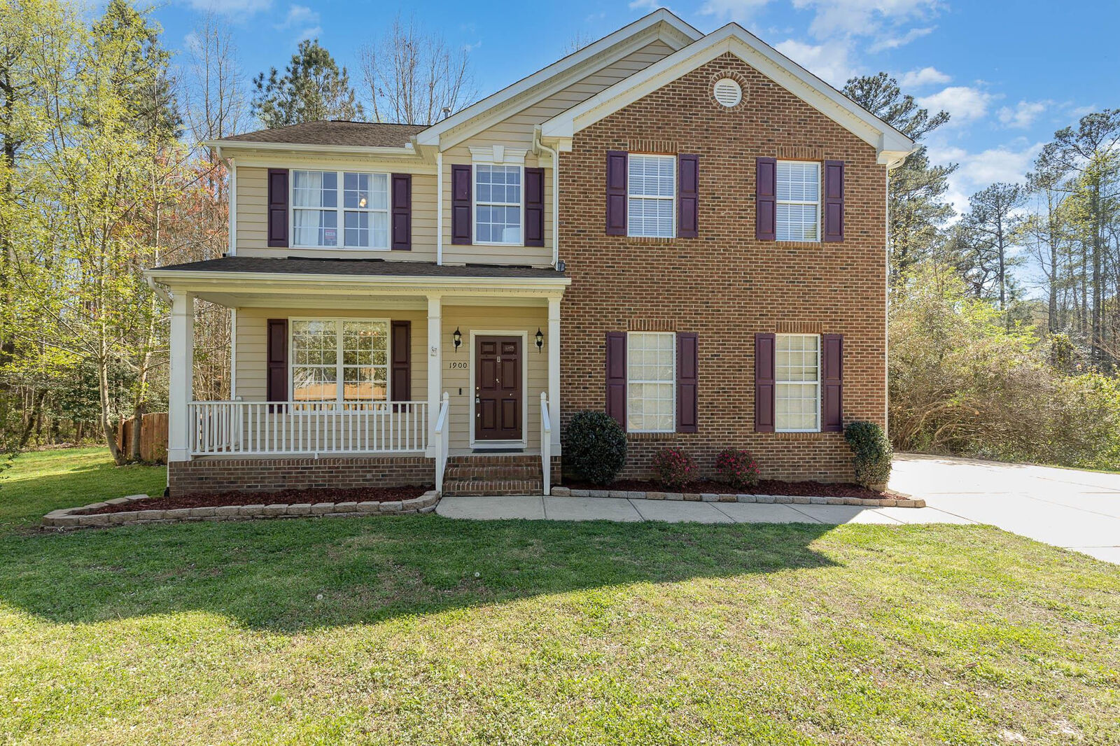 Property Photo: 1900 Kylewood Court NC 27526