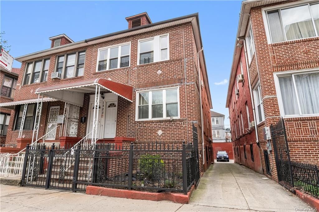 Property Photo: 1323 Commonwealth Avenue NY 10472