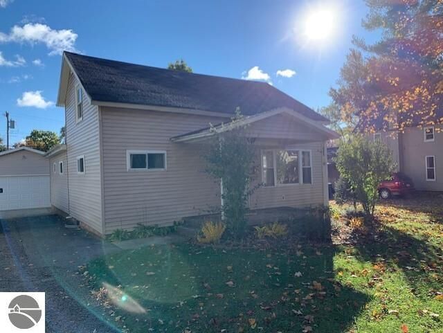 Property Photo:  818 N Pine  MI 48801 