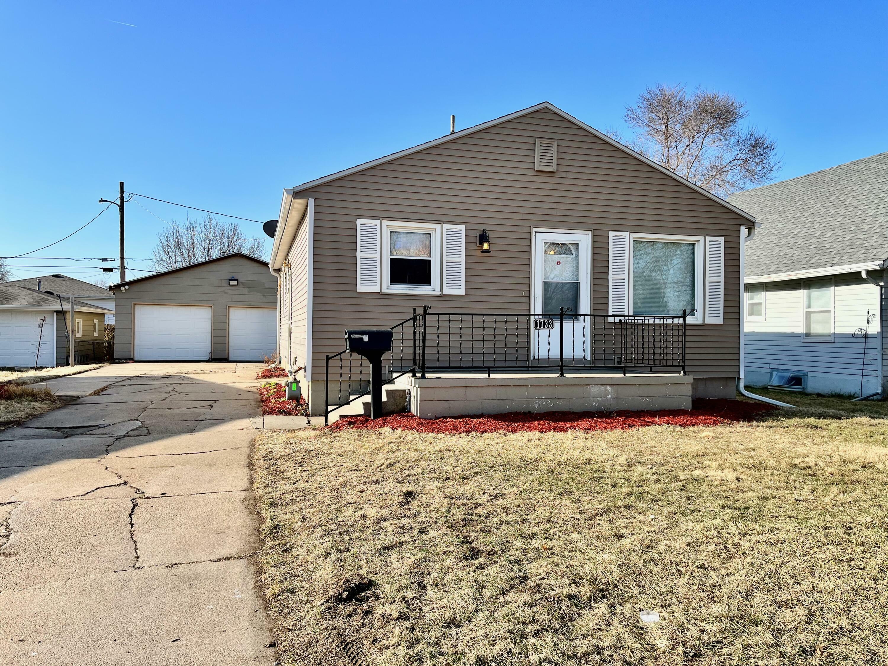 Property Photo:  1733 Avenue D  IA 51501 