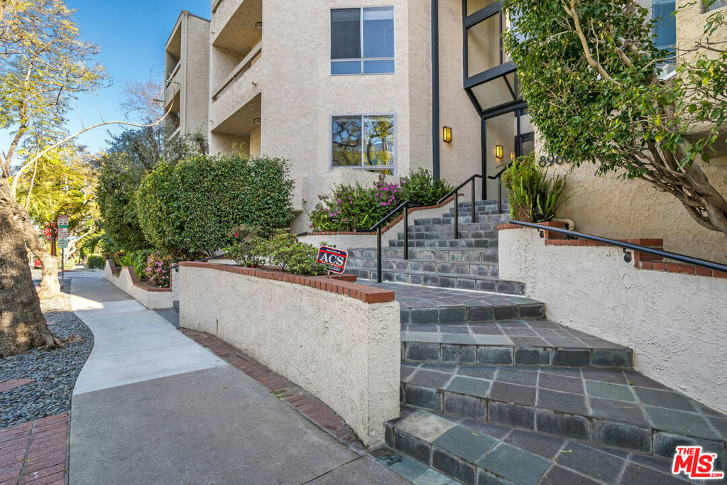 Property Photo:  8960 Cynthia Street 106  CA 90069 