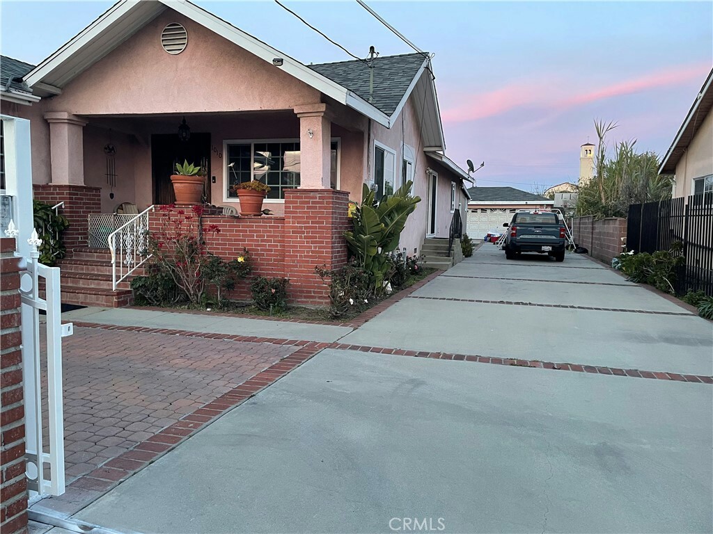 Property Photo:  1010 Bay View Avenue  CA 90744 