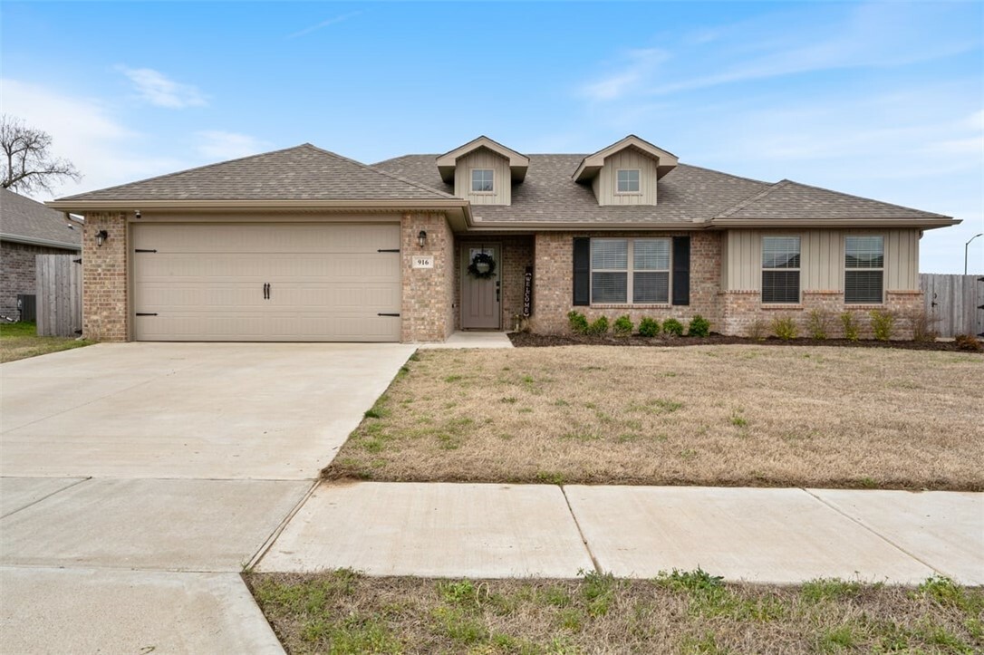 Property Photo:  916 S Parrot Lane  AR 72761 